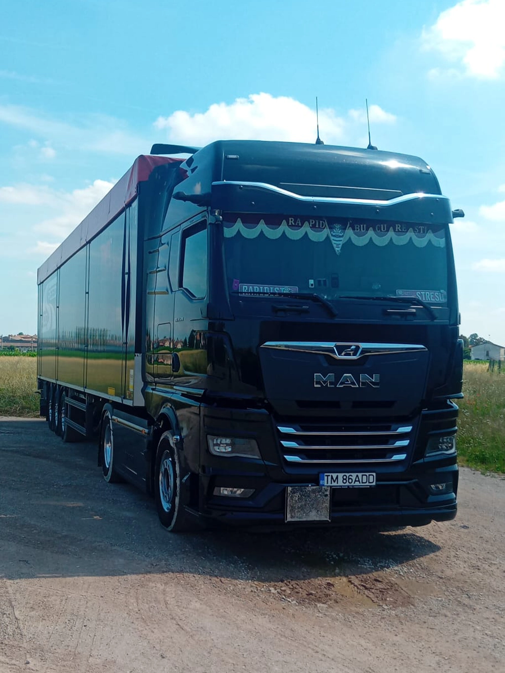Camion MAN si semiremorca walkingfloor ce asteapta urmatorul transport