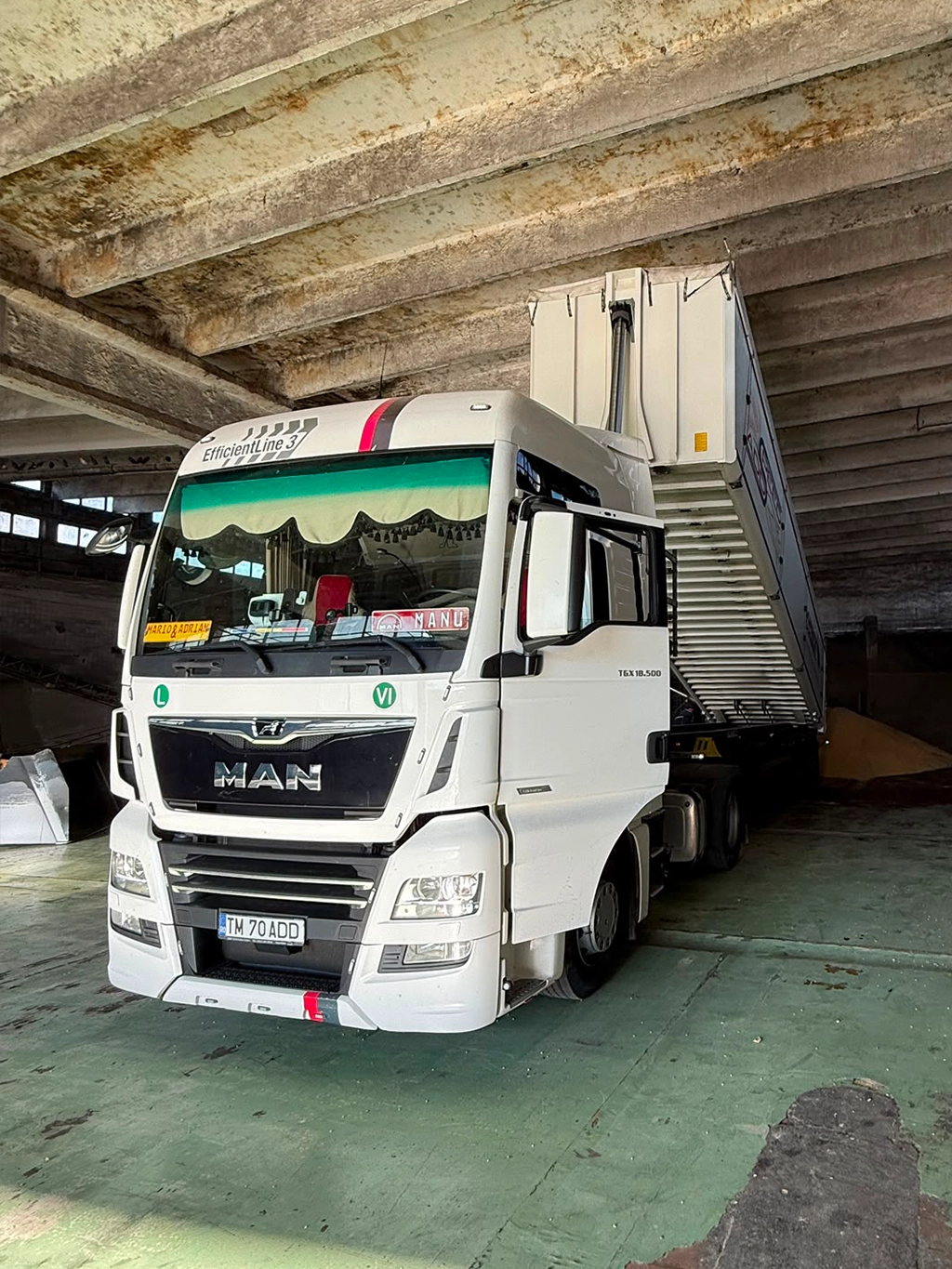 Ansamblu de transport din flota ADD SPEED descarcand cerealele la locatia clientului