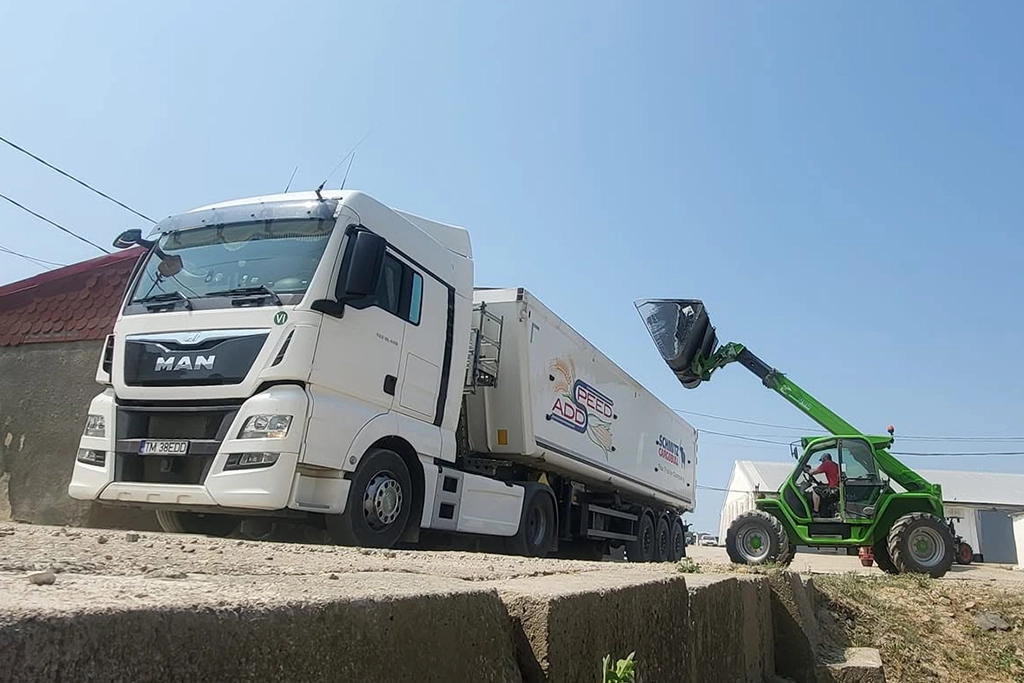 Semiremorca tip bena folosita la transportul in siguranta a cerealelor sau produselor vrac