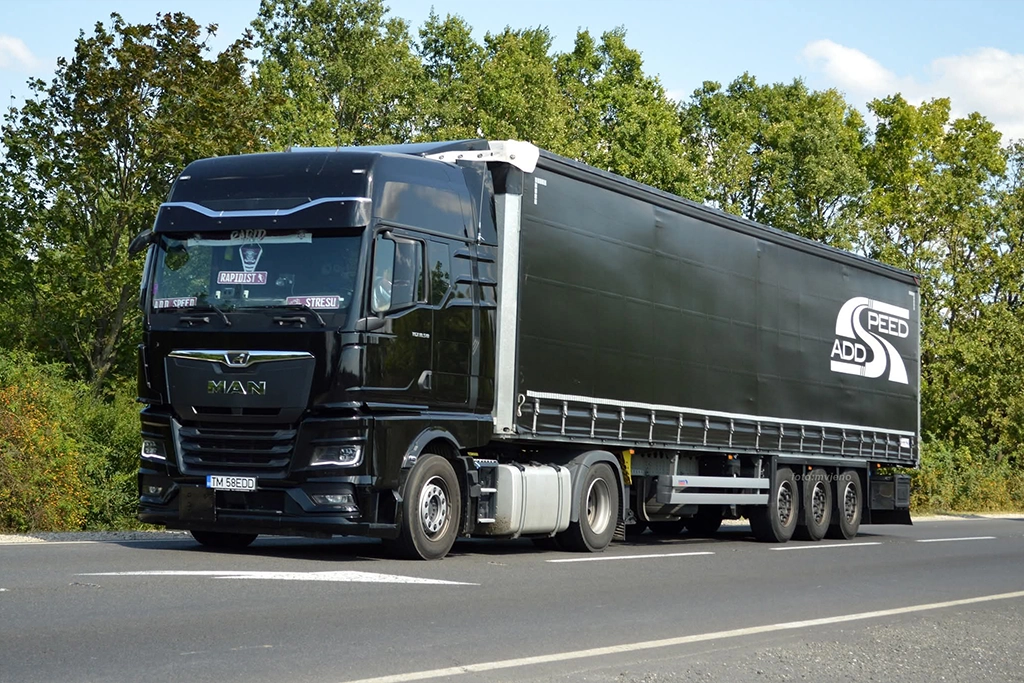 Ansamblu de transport din flota ADD SPEED fotografiat pe o sosea din Ungaria