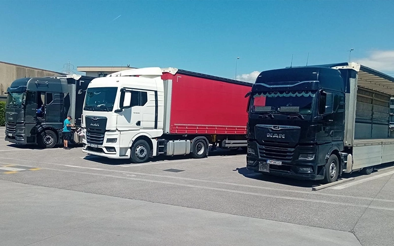 Ansamblurile de transport din flota ADD SPEED asteptand sa fie incarcate cu marfuri generale