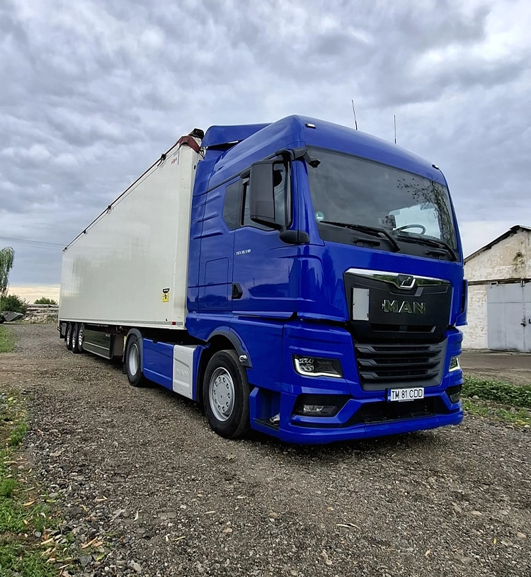 Camion MAN si semiremorca cu podea mobila pregatite de plecare spre destinatie